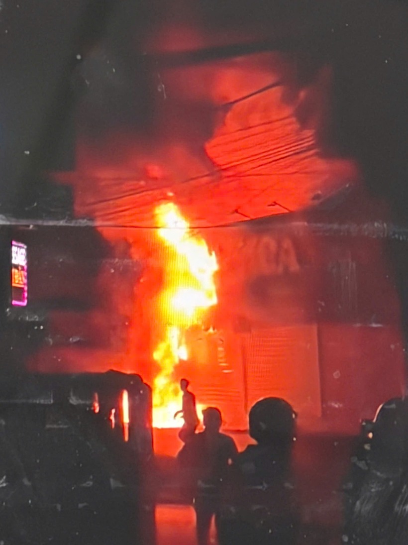 Lửa đỏ rực kèm khói bao trùm tiệm bánh ở TP.HCM. (Ảnh: VietnamNet)