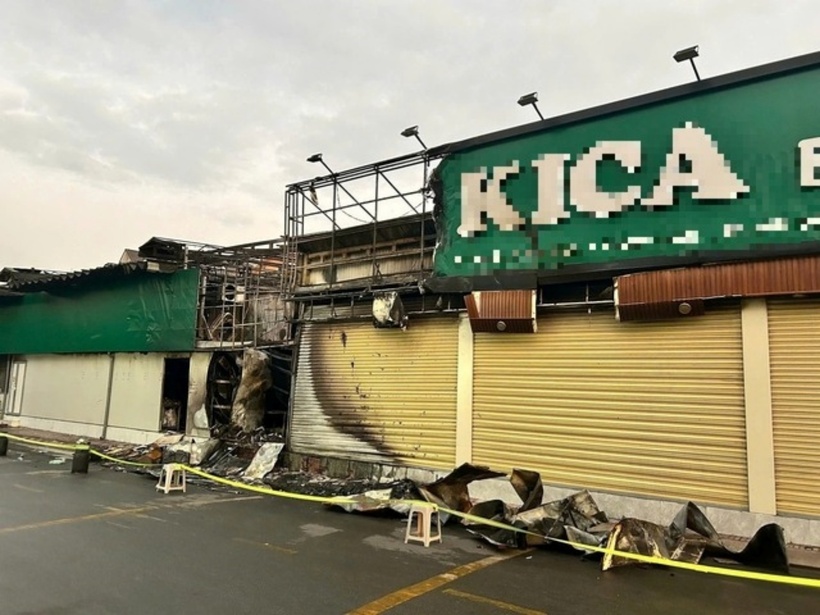 Hiện trường vụ cháy tiệm bánh ngọt trên đường Đỗ Xuân Hợp. (Ảnh: Thanh niên)