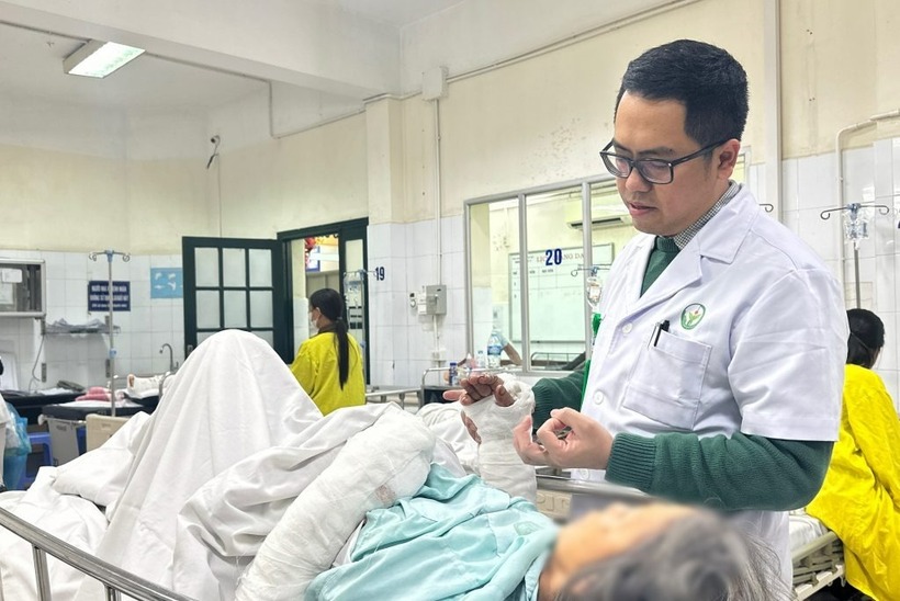 ThS.BS Nguyễn Mộc Sơn – Khoa Phẫu thuật Chi trên và Y học thể thao thăm khám cho người bệnh sau phẫu thuật. Ảnh: Bệnh viện Hữu nghị Việt Đức