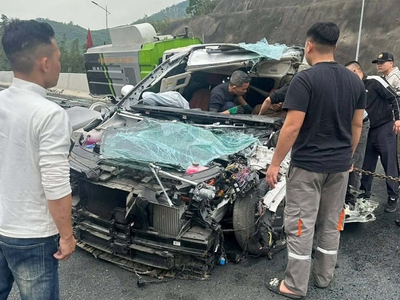 Chiếc xe bị nát phần đầu. (Ảnh: VnExpress)