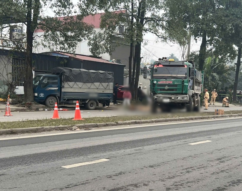 Lực lượng chức năng căng dây bảo vệ hiện trường. Ảnh: Vietnamnet