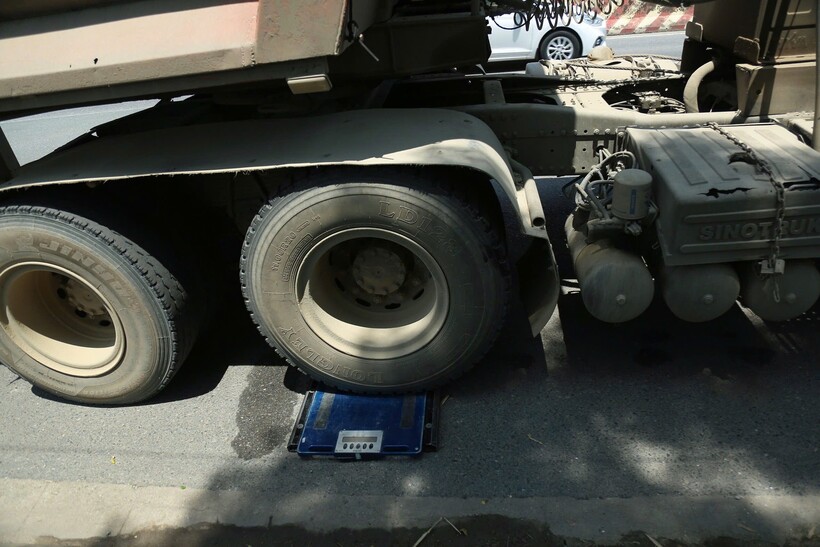 CSGT kiểm soát tải trọng đối với phương tiện vận tải.