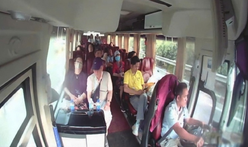 Những hành khách trên xe không chấp hành thắt dây an toàn bị xử lý. Ảnh: Tuổi Trẻ