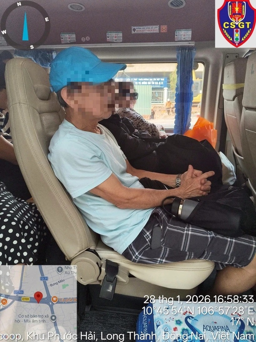 Hành khách không thắt dây đai an toàn. Ảnh: Pháp luật TP.HCM