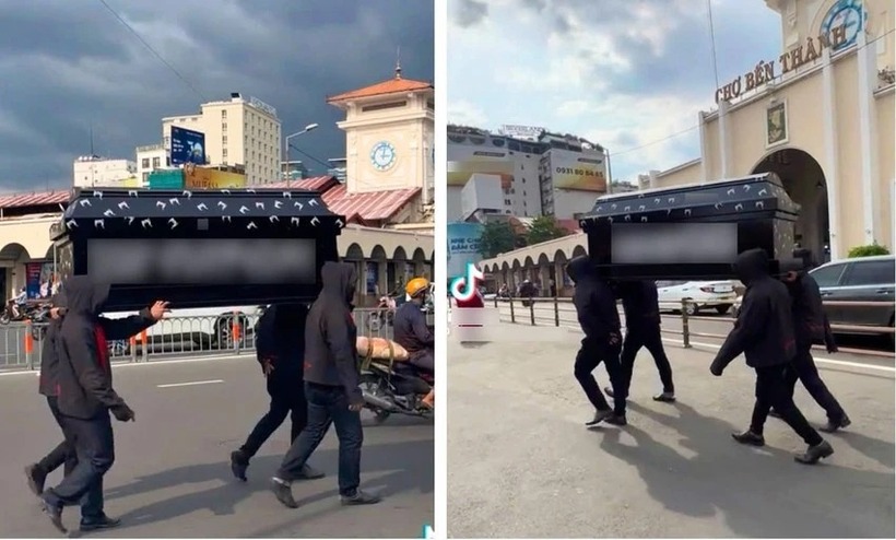 Nhóm người khiêng quan tài trước cổng chợ Bến Thành. (Ảnh: Pháp luật TP.HCM)