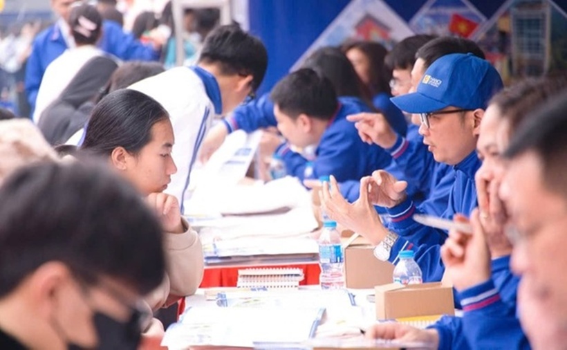 Học sinh lớp 12 tìm hiểu thông tin tuyển sinh tại một ngày hội tư vấn tuyển sinh - hướng nghiệp. (Ảnh: Sức khỏe & Đời sống)