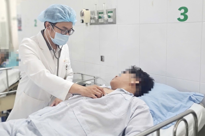 Người bệnh được chẩn đoán thuyên tắc phổi và được chuyển đến Bệnh viện Nguyễn Trãi cấp cứu. Ảnh: Báo Dân trí.