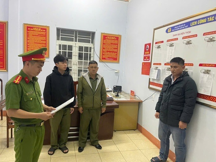 Cơ quan điều tra tống đạt các quyết định khởi tố đối với Nguyễn Huy Vũ. Ảnh: Người lao động