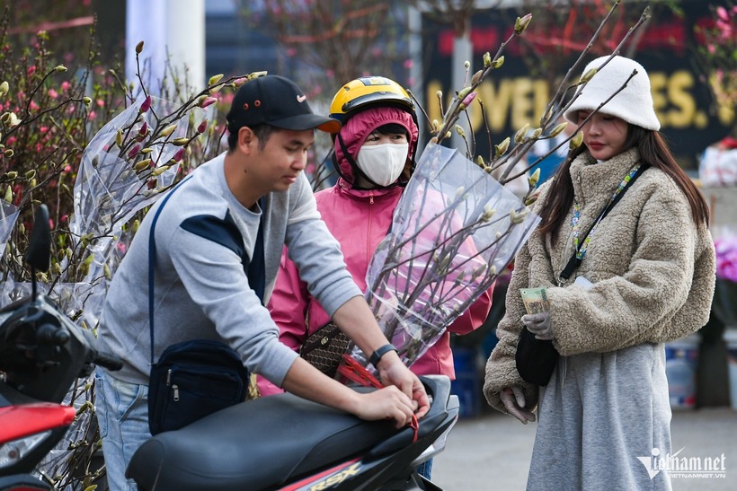 Chia sẻ trên VietNamNet, chị Uyên (tiểu thương) cho biết, một cành mộc lan có kích cỡ trung bình để trưng được trên ban thờ có giá khoảng 1,5 - 2 triệu đồng, loại lớn từ 4-6 triệu đồng. "Năm ngoái tôi cũng buôn sản phẩm này nhưng thị trường không sôi động. Nhiều người e ngại hoa không nở. Tuy nhiên năm nay mộc lan bỗng dưng hot rần rần. Tôi đã nhập gấp 3 số lượng hàng so với năm ngoái để kịp bán đến Tết", chị Uyên nói.