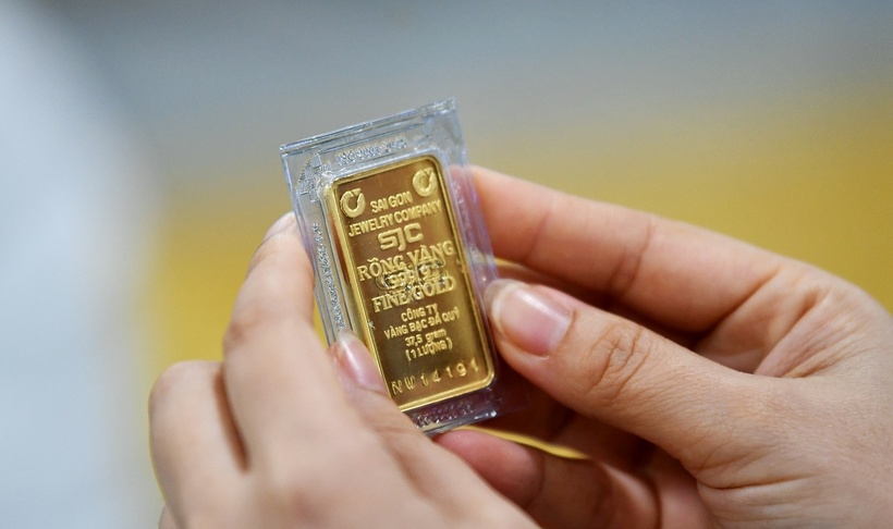 Dù khoản thưởng Tết bằng tiền hay hiện vật như vàng thì đều được xác định là thu nhập chịu thuế thu nhập cá nhân, trừ các trường hợp được miễn theo quy định. (Ảnh minh họa: VietnamNet)