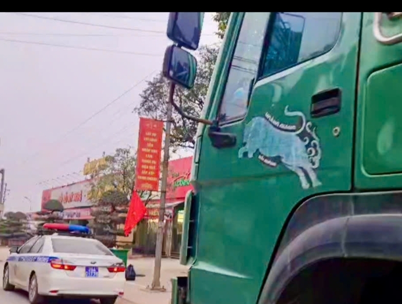 CSGT dừng phương tiện vi phạm để kiểm tra.