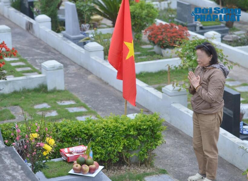 Người phụ nữ luôn "báo cáo" chồng mọi việc lớn nhỏ trong nhà mỗi khi lên thăm mộ