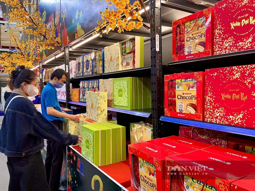 Khách chọn mua quà Tết tại siêu thị. Ảnh: Dân Việt