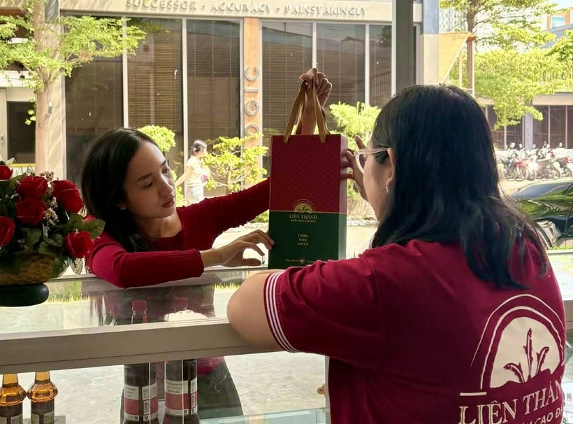 Không chỉ mặt hàng bánh kẹo, các đơn vị sản xuất hàng thiết yếu cũng ghi nhận sức mua tăng trưởng ấn tượng từ các gói combo tiết kiệm. Ảnh: Dân Việt