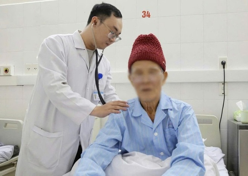 Bác sĩ thăm khám cho bệnh nhân. Ảnh: SK & ĐS.