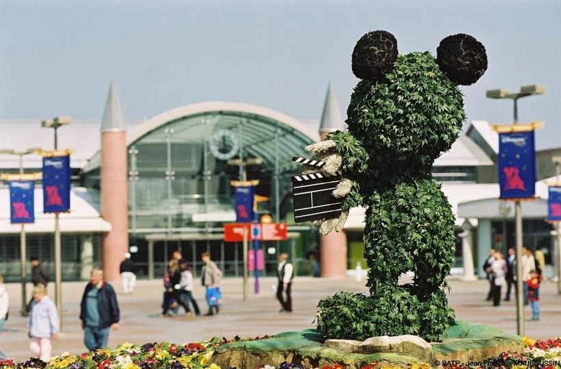 Ga Marne-la-Vallée Chessy nằm ngay trong Disneyland Paris, giúp du khách từ sân bay Charles de Gaulle dễ dàng tiếp cận thiên đường giải trí chỉ trong 12 phút