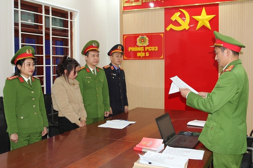 Cơ quan Cảnh sát điều tra Công an tỉnh Nghệ An đọc lệnh khởi tố vụ án, khởi tố bị can đối với Lê Thị Lộc. Ảnh: Công an Nghệ An