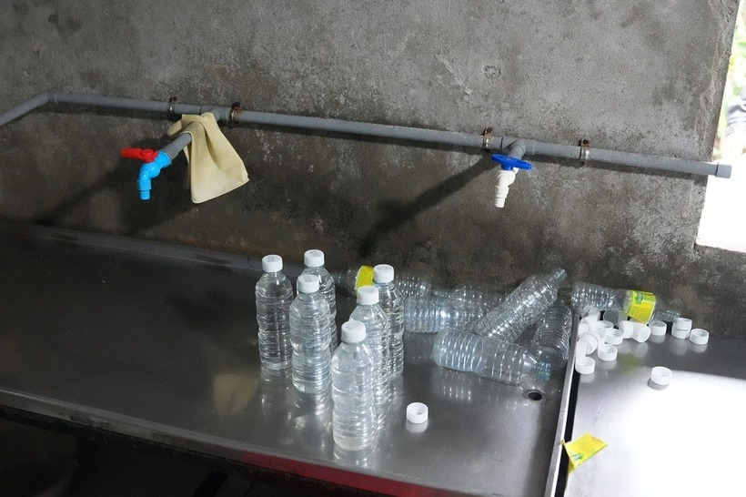 Khu vực san chiết giấm giả tại cơ sở sản xuất của Lê Thị Lộc. Ảnh: Công an Nghệ An