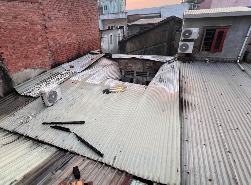 Căn nhà cháy nằm trong hẻm sâu. Ảnh: VietNamNet