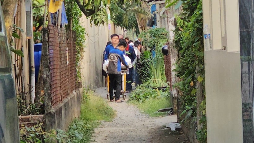 Thi thể nạn nhân được đưa về nhà xác. Ảnh: Thanh Niên.