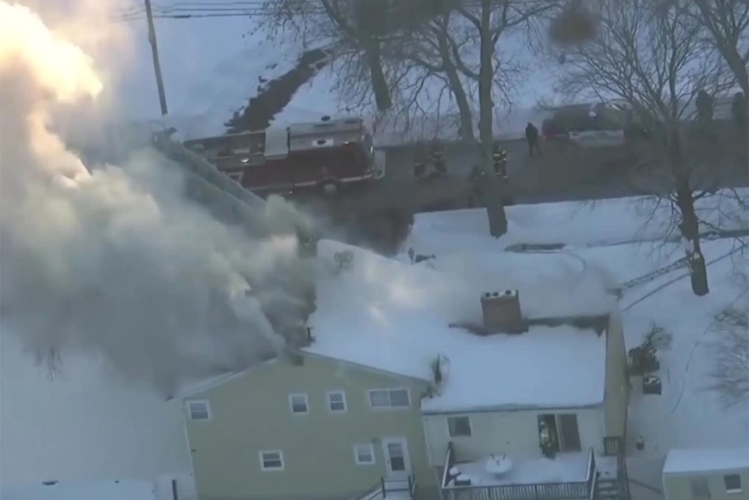 Hiện trường vụ cháy nhà vì dùng đèn khò dọn tuyết tại Milton, bang Massachusetts, ngày 30/1. Ảnh:&nbsp;WCVB