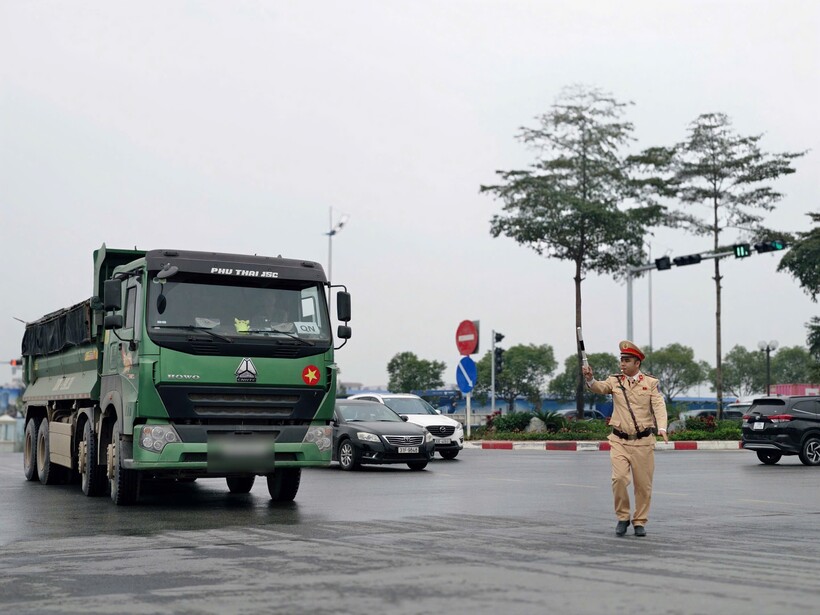 CSGT Hà Nội tăng cường xử lý vi phạm trong vận tải hàng hoá dịp cuối năm.