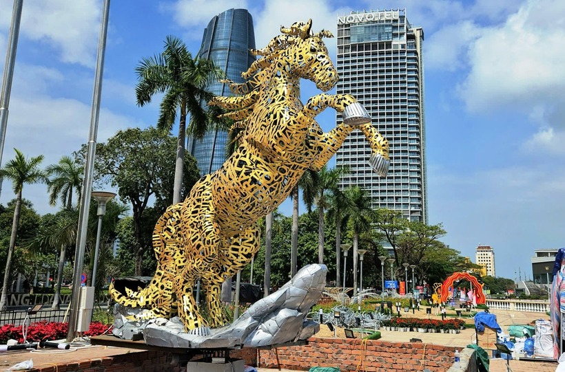 Linh vật ngựa "ghép chữ" là một trong những điểm nhấn của dự án trang trí hoa và điện chiếu sáng phục vụ Tết Nguyên đán. Ảnh: Báo Thanh niên.