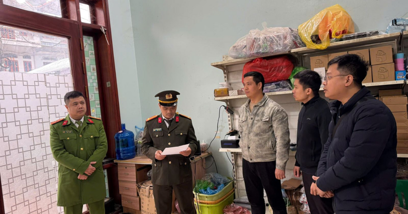 Cơ quan điều tra thi hành lệnh khám xét tại kho đối tượng Yang Yifengở số nhà 43, đường Trục Chính, xã Hoàng Văn Thụ, tỉnh Lạng Sơn. (Ảnh: Công an Phú Thọ)