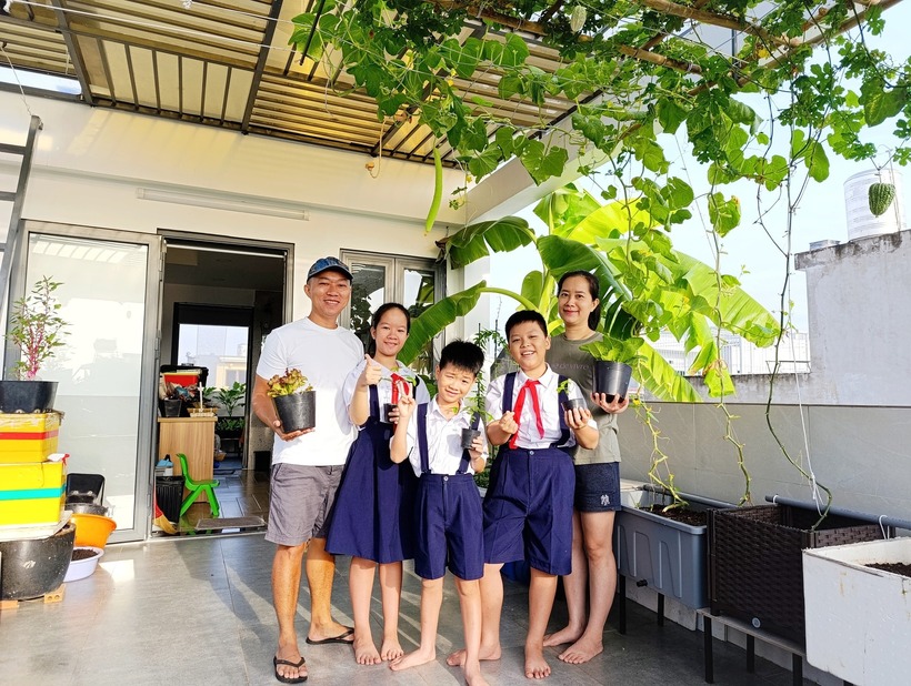 Gia đình anh Phúc tại khu vườn rau sạch trên sân thượng