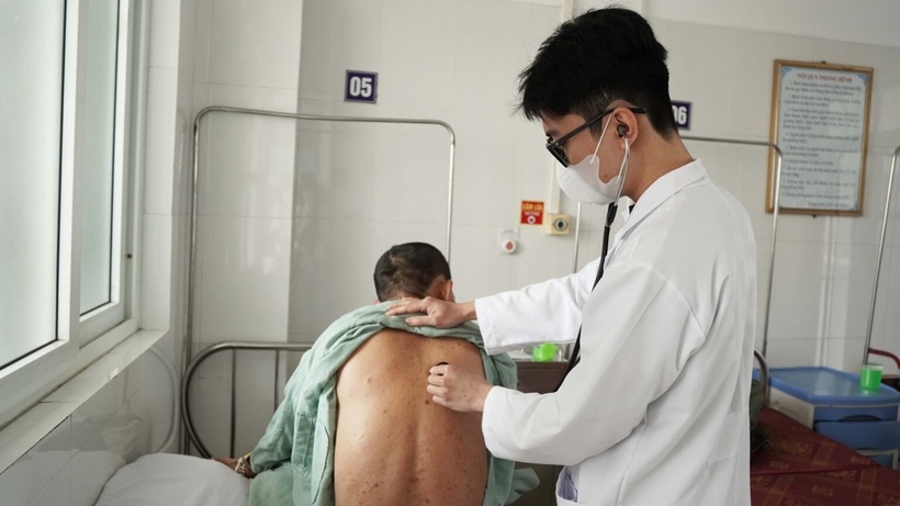 Người bệnh bị mẩn ngứa toàn thân do nhiễm giun lươn. Ảnh: Bệnh viện Đa khoa Khu vực Vân Đồn