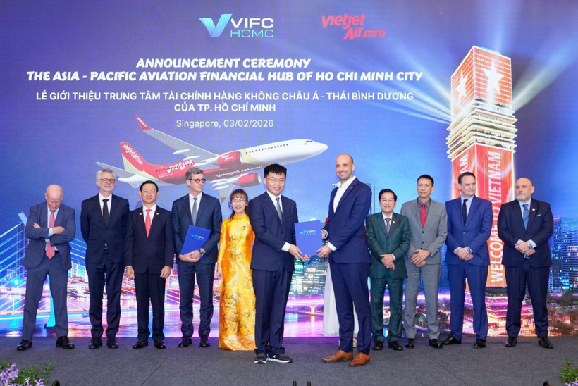 Đại diện Airbus và Boeing nhận chứng nhận Thành viên chiến lược danh dự của VIFC-HCMC