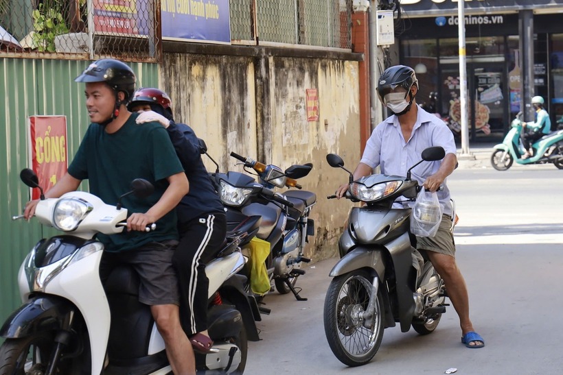 Sau sự việc, phụ huynh Trường Tiểu học Nguyễn Văn Hưởng phải đem cơm trưa đến trường cho con. Ảnh: Tiền Phong.