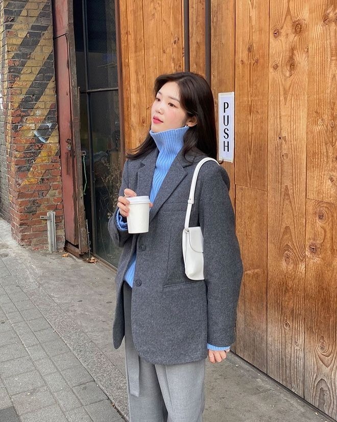 Áo dạ vest có cấu trúc giống vest blazer nên phần vai – eo – thân được xử lý rất gọn, tạo khung dáng rõ ràng cho cơ thể, nhờ đó tổng thể trông cao ráo, chỉn chu và hiện đại hơn so với áo dạ suông dài truyền thống.