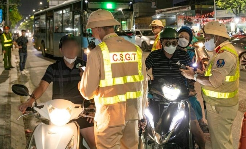 CSGT kiểm tra nồng độ cồn đối với người điều khiển phương tiện; theo quy định hiện hành, hành khách ngồi sau xe không thuộc diện bị xử phạt nếu không trực tiếp cầm lái. (Ảnh minh họa: VTC News)