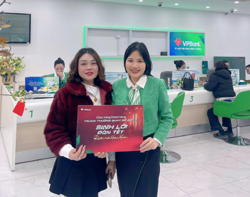 Chị Bùi Thị Châm nhận thưởng chương trình Sinh lời đón Tết-Rước mã khai xuân trong đợt quay số lần 1