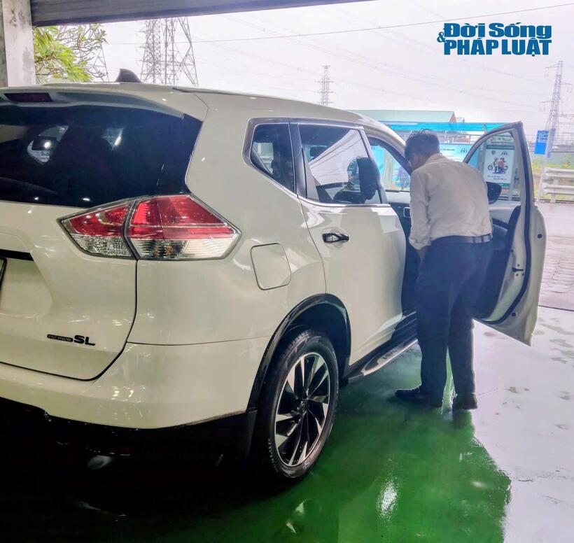 Người mua xe cẩn trọng kiểm tra nội thất, động cơ trước khi quyết định xuống tiền dịp cận Tết.