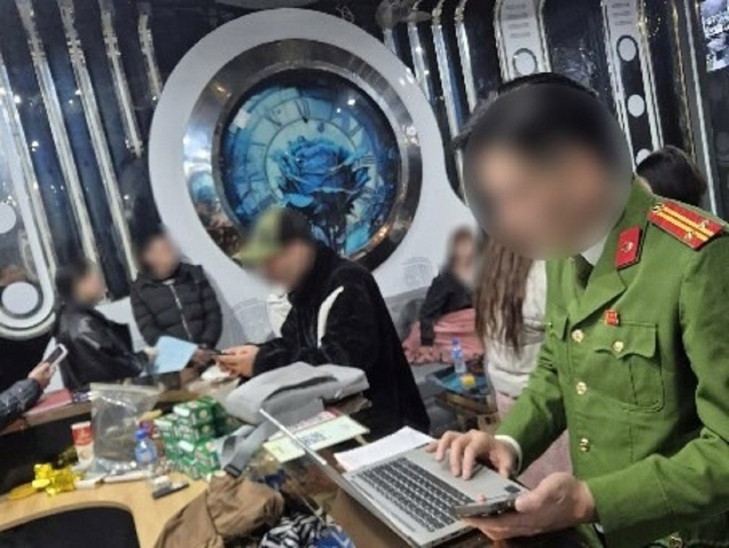 Lực lượng chức năng kiểm tra một cơ sở karaoke trên địa bàn Hà Nội. Ảnh: Công an Hà Nội