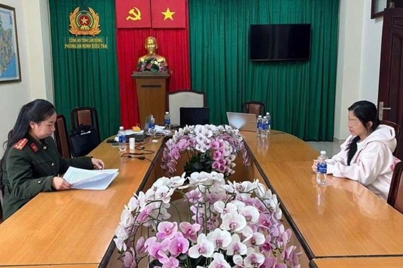 N.T.N.L. làm việc với cơ quan công an. Ảnh: Lao động