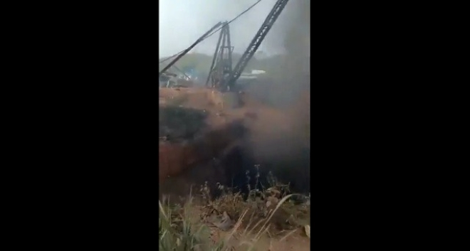 Ảnh từ video được cho là ghi lại hiện trường đám khói bốc lên tại mỏ than ở Meghalaya của Ấn Độ, nơi xảy ra vụ nổ ngày 5/2. Ảnh: X