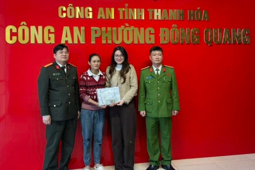 Công an phường Đông Quang làm các thủ tục bàn giao tài sản cho người đánh rơi. (Ảnh: Công an Thanh Hóa)