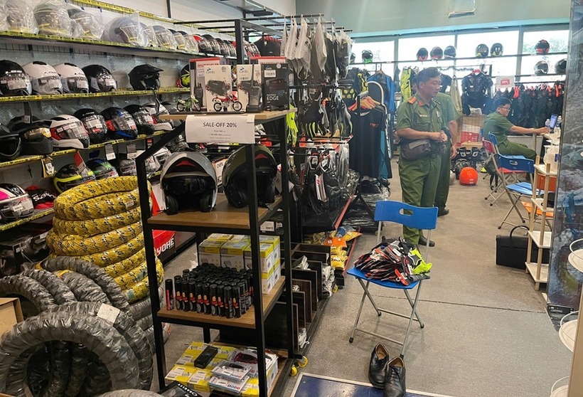 Cảnh sát kiểm tra doanh nghiệp kinh doanh. (Ảnh: Công an TP.HCM)