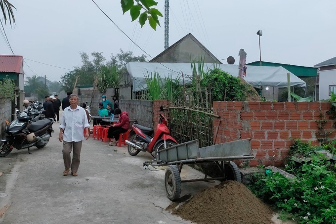 Ngôi nhà của bà Ngụ (che tấm bạt), nơi xảy ra sự việc. Ảnh: VnExpress