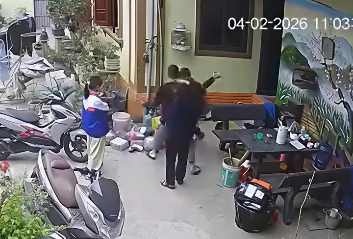 Camera giám sát quay lại cảnh T. đánh bé trai 11 tuổi. Ảnh: Dân trí