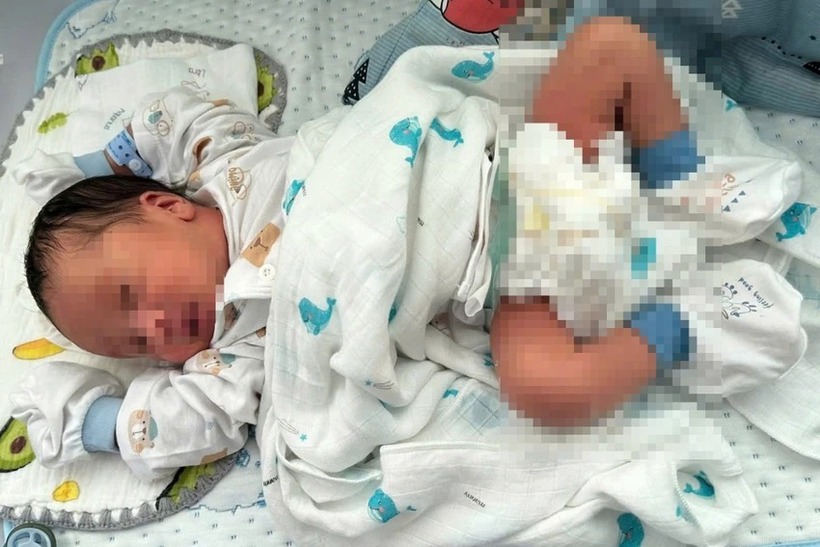 Bé trai bị bỏ rơi tại bệnh viện. Ảnh: Pháp luật TP.HCM