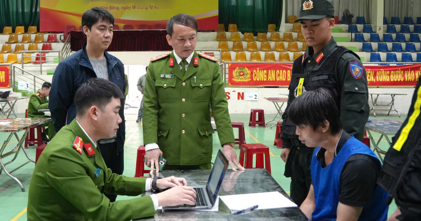 Đại tá Sầm Minh Hồ, Phó Giám đốc Công an tỉnh trực tiếp chỉ đạo công tác điều tra trong chuyên án lừa đảo xuyên quốc gia.