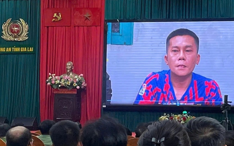 Cơ quan chức năng thông tin hình ảnh đối tượng Phạm Anh Tài (còn gọi là Tài "Đen") tại buổi họp báo. (Ảnh: Dân trí)