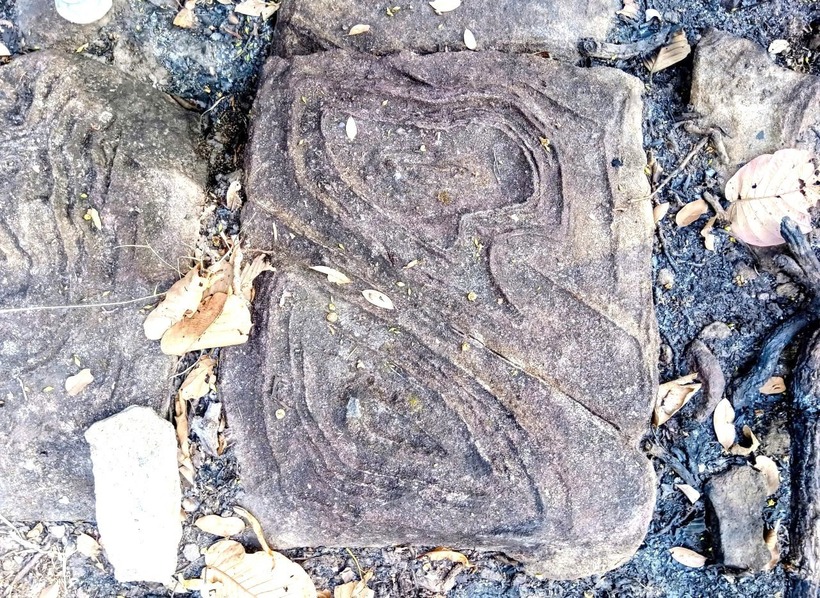 Một viên đá có họa tiết bí ẩn. Ảnh: Tiền Phong