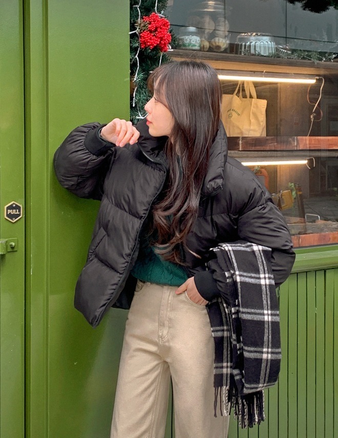 Áo phao là lựa chọn giữ ấm quen thuộc trong mùa lạnh, nhưng nếu không biết cách chọn kiểu dáng, màu sắc và độ dài phù hợp, món đồ này rất dễ khiến vóc dáng trông nặng nề và già hơn tuổi.