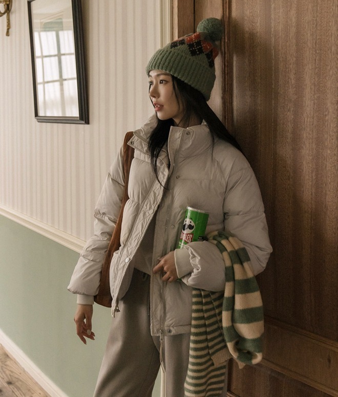 Không ít người e ngại áo phao vì sợ "dìm dáng" và làm mất đi vẻ trẻ trung, nhưng thực tế, áo phao hoàn toàn có thể trở thành item hack tuổi nếu bạn chọn đúng phom dáng, màu sắc và biết cách phối đồ khéo léo.