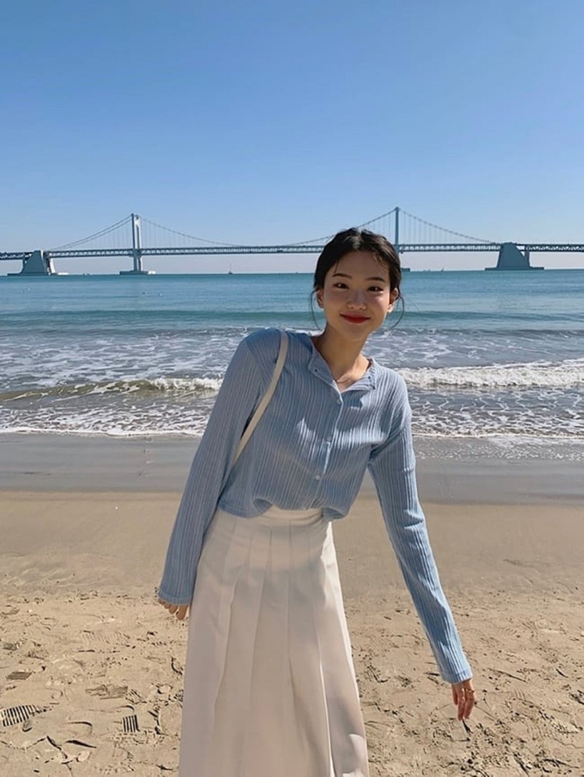 Khi kết hợp với chân váy dài, áo cardigan mang tới vẻ thanh lịch, nền nã cho các quý cô.